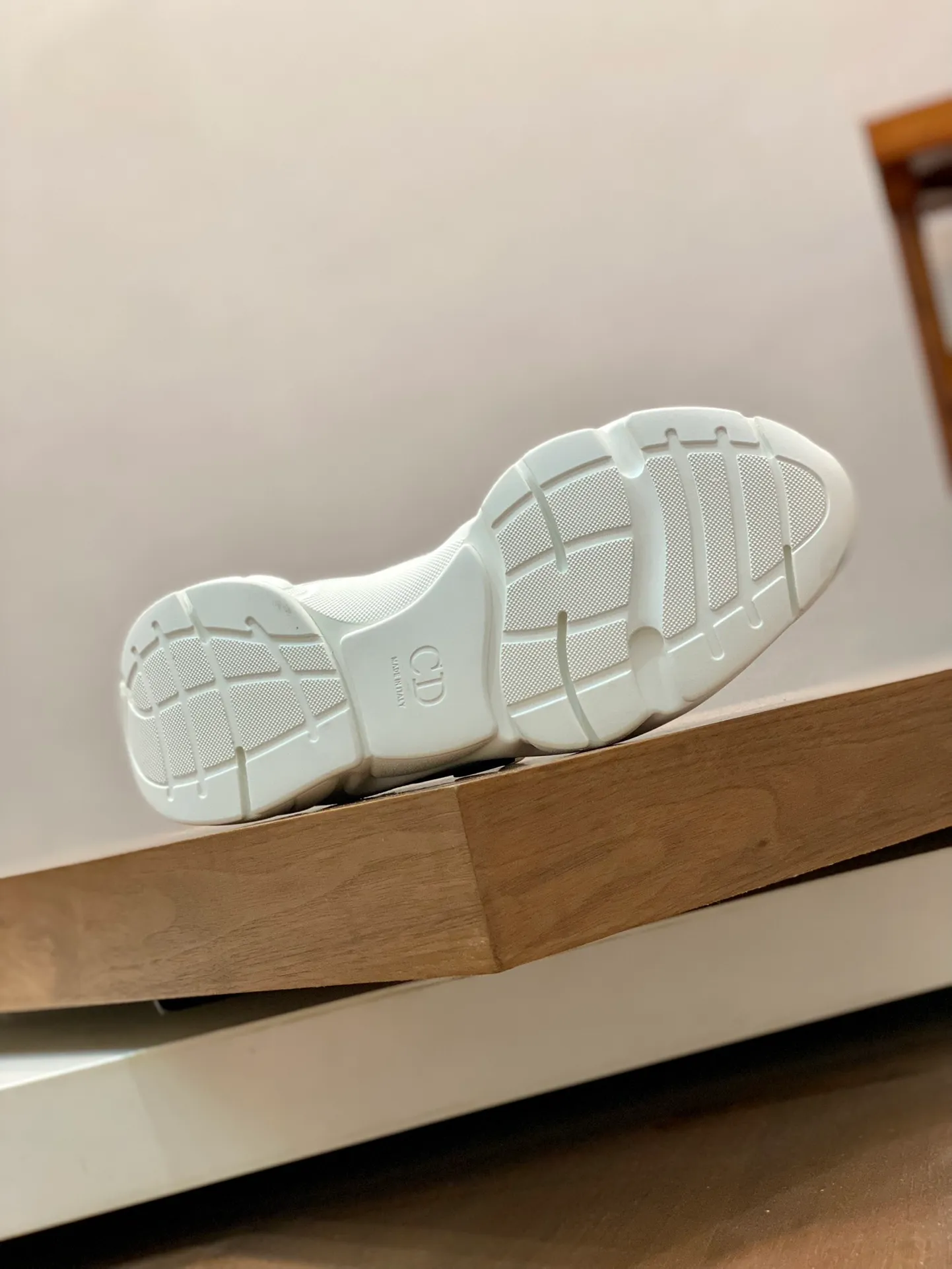 Factory price: 500💰 Dior B22 men's jogging fashion sneakers. This item draws inspiration from retro jogging shoes. It adopts a thick low-top design, with an upper made of leather and mesh fabric, and a black and white engraved rubber sole. The side is decorated with an embossed "Di~r" logo. Code number: 38-45 (38, 45, 46 can be customized)